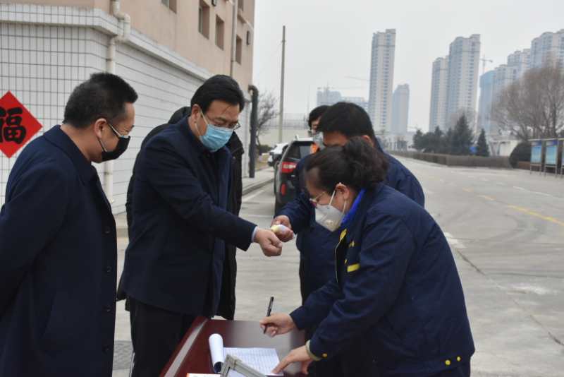 市城管局劉云飛局長一行蒞臨忻州市水務有限責任公司污水處理分公司檢查疫情防控及復工復產工作情況。.jpg